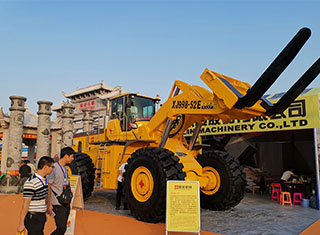 بزرگترین لودر بالابر در جهان نمایشگاه بین المللی سنگ در چین (nanan) shuitou نمایش داده می شود